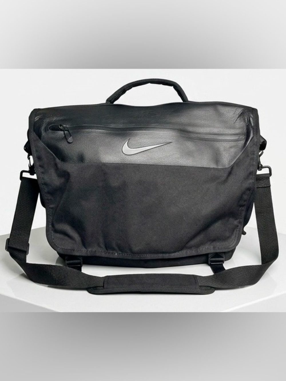 Nike Cheyenne Premium Leather Messenger Bag - Rare GA0256-001
